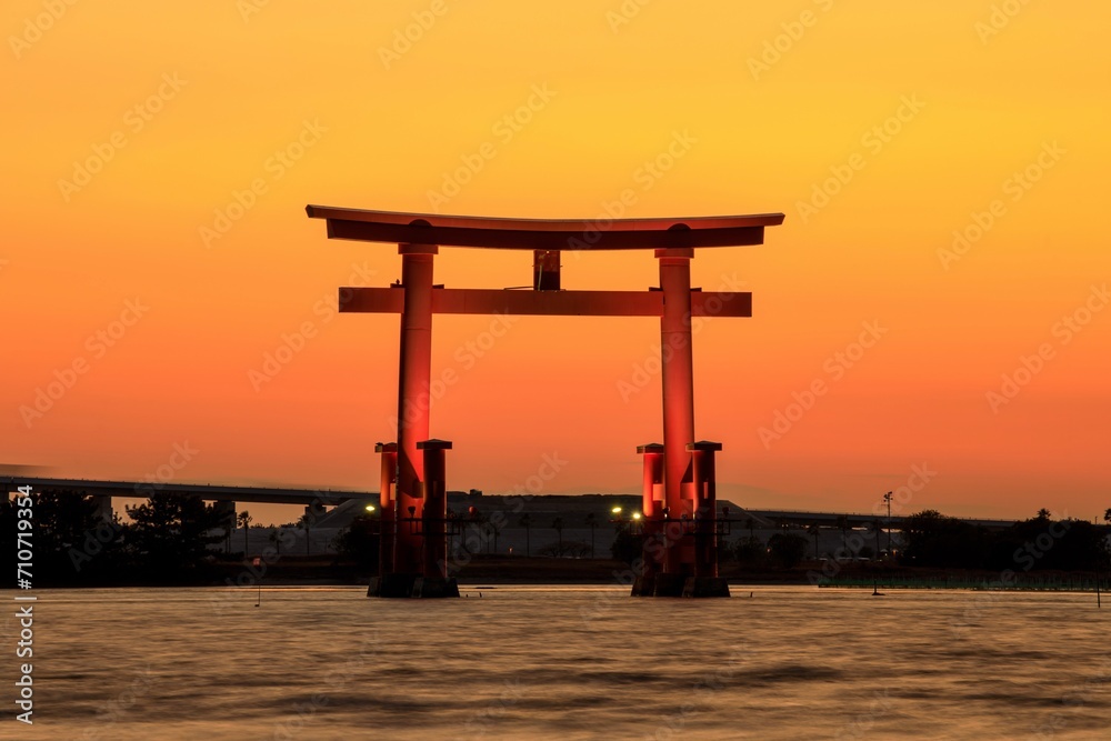 浜松市、夕暮れ時の浜名湖の大鳥居