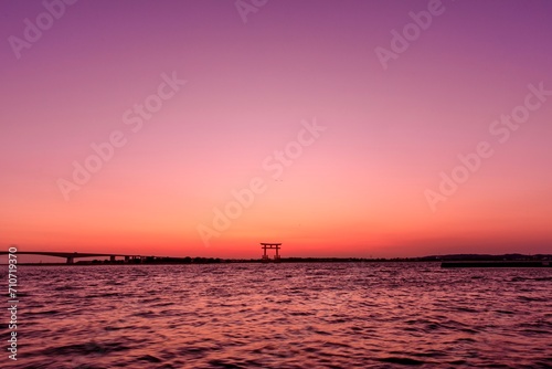 浜松市、夕暮れ時の浜名湖の大鳥居 © yako
