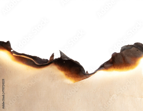am Rand verbranntes Papier isoliert auf weißem Hintergrund, Freisteller 