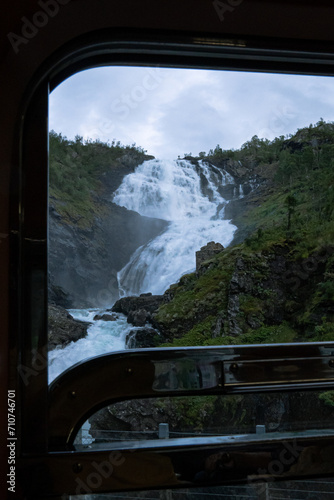 Cascada vista desde la ventana de un tren © BarefootHumans