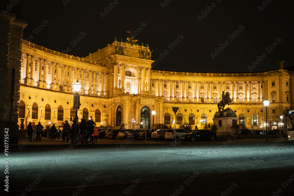 Wiener Hofburg bei Nacht mit Scheinwerfer-Spotlight im Vordergrund