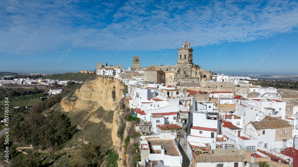 vista aérea del bonito pueblo de Arcos de la Frontera en la provincia de Cádiz, España