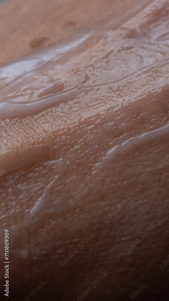 Fototapeta premium Piel de mano de mujer madura con crema en la superficie.