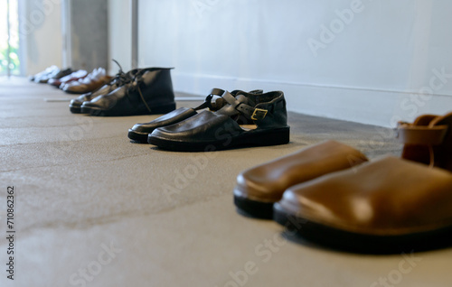 コンクリートの床に置かれた茶色の革靴,レザーシューズ