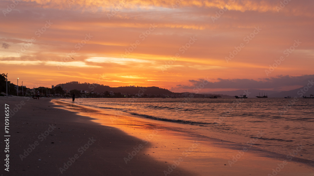 alvorecer com nuvens da cor laranja na praia da Cachoeira do Bom Jesus Florianopolis SC Brasil alvorecer com nuvens da cor laranja na praia da Cachoeira do Bom Jesus Florianopolis SC Brasil