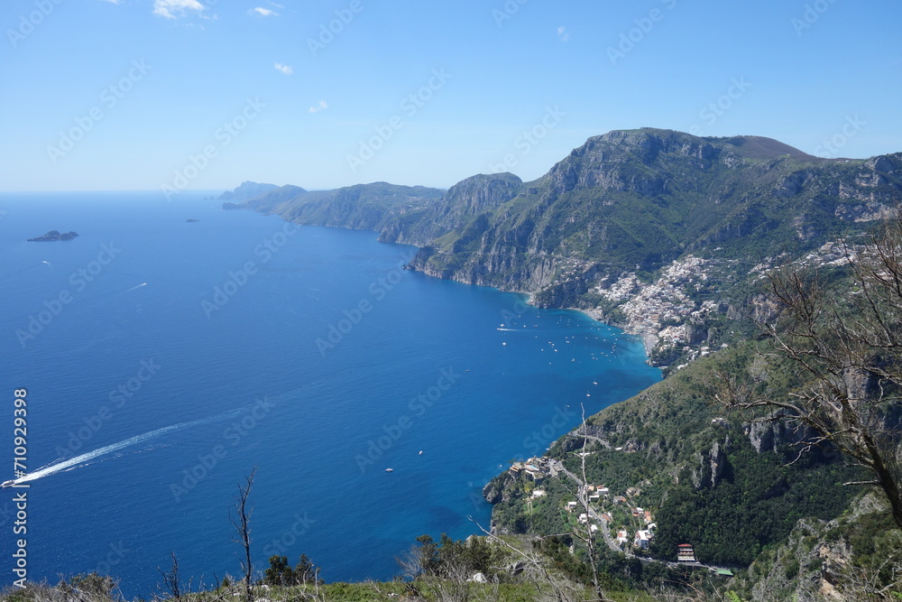 Vue sur la côte amalfitaine depuis le sentier des dieux en Italie