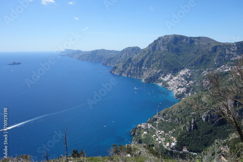 Vue sur la côte amalfitaine depuis le sentier des dieux en Italie