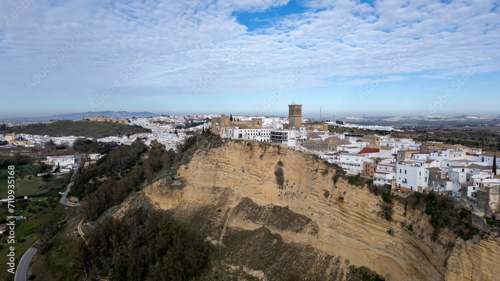 vista aérea del bonito pueblo blanco de Arcos de la Frontera en la provincia de Cádiz, Andalucía