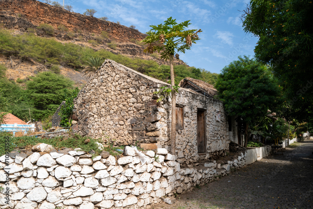 Ancienne maison coloniale dans la rue des bananes sur l'île du Cap Vert en Afrique Ancienne maison coloniale dans la rue des bananes sur l'île du Cap Vert en Afrique