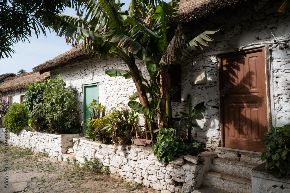 Ancienne maison coloniale dans la rue des bananes sur l'île du Cap Vert en Afrique Ancienne maison coloniale dans la rue des bananes sur l'île du Cap Vert en Afrique