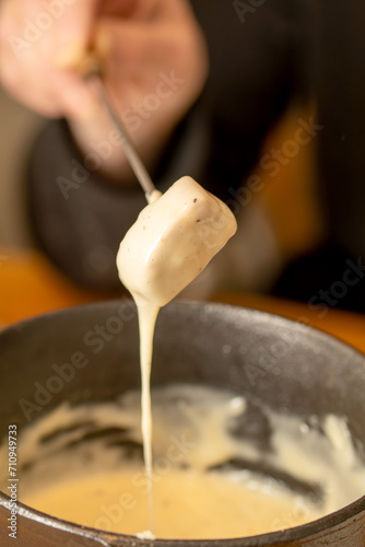 Typisches Schweizer K  sefondue  Essen an einem Winteraben