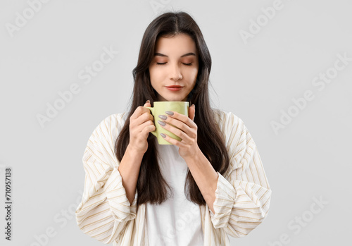 Young woman enjoying warm b...