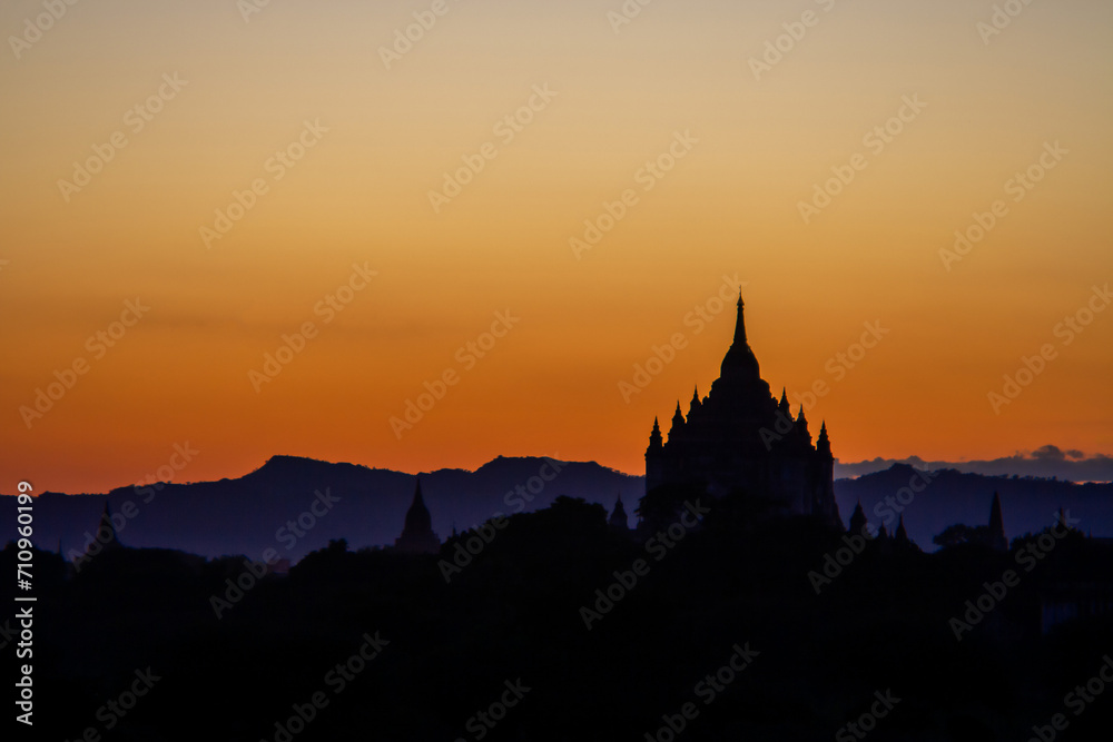 the fantastic sunset in front of the silhouettes of the pagodas in Bagan