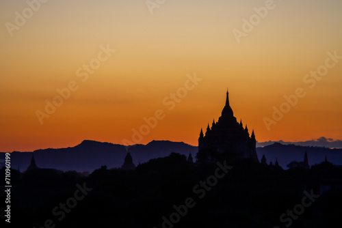 the fantastic sunset in front of the silhouettes of the pagodas in Bagan