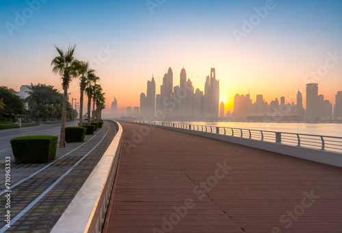Foto Boardwalk in the morning of Dubai Palm at sunrise, UAE