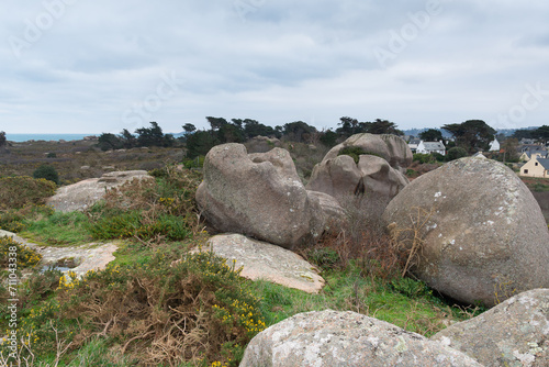 La côte de granit rose à Ploumanac'h en Bretagne - France © aquaphoto