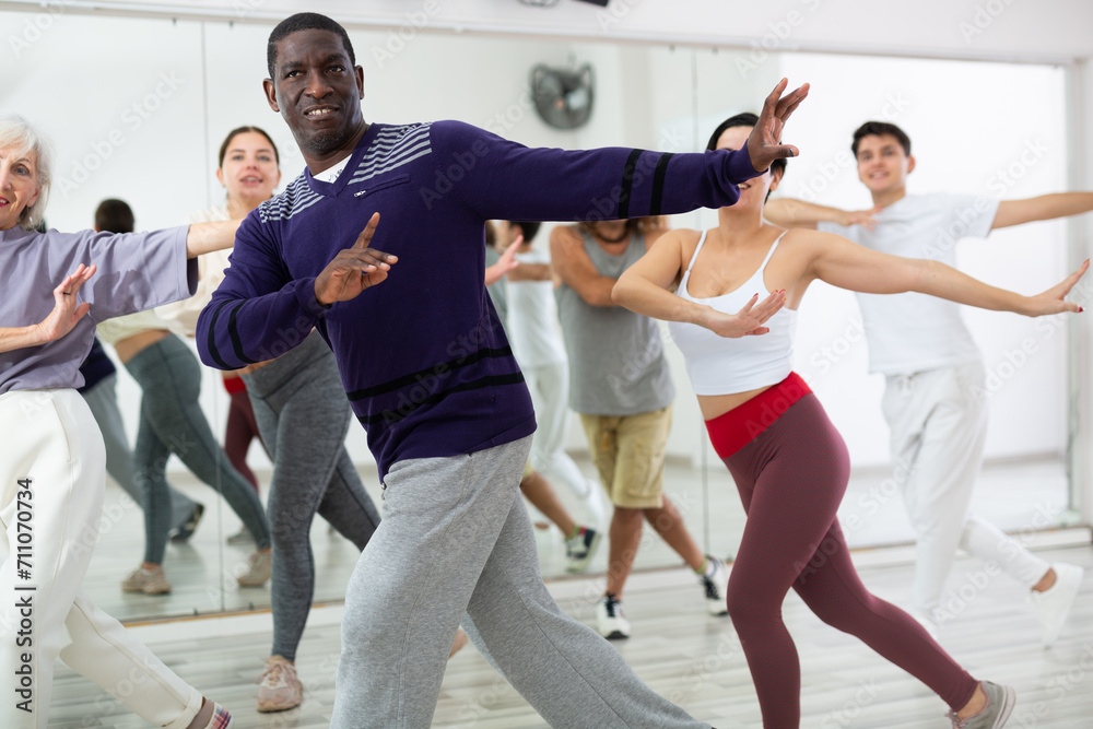 Φωτογραφία Portrait of cheerful adult african american man enjoying active dancing during g