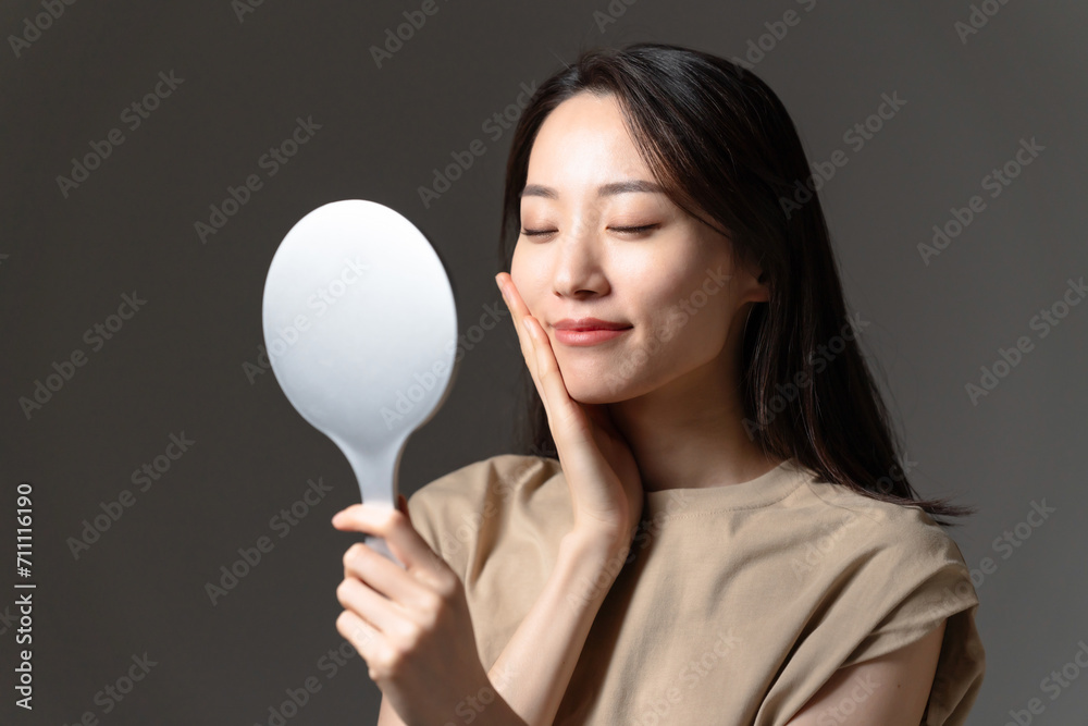 手鏡を見る女性 手鏡を見る女性