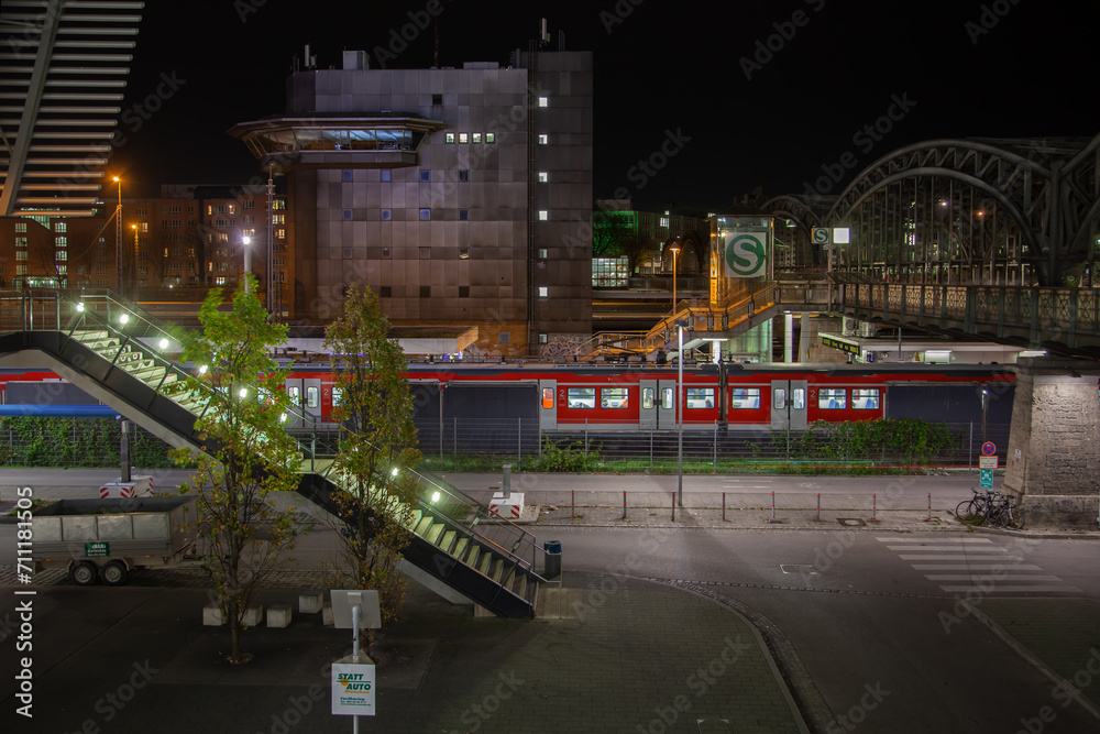 Fototapeta premium Munich's HackerbrÃ¼cke Night with Trains and Skylines