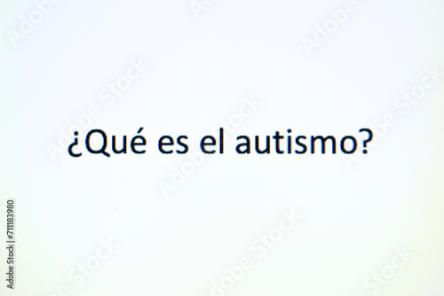 Video of search engine with the word "Autismo" in Spanish.