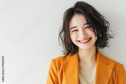 笑顔の日本人の女性ビジネスマンのポートレート写真（白背景・サラリーマン・スーツ・若手・新人・新入社員） photo