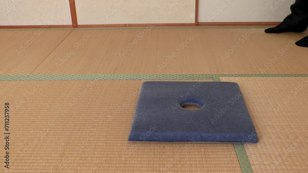 和室に入って座布団の上に正座で座るスーツ姿の男性 StockVideo Adobe Stock