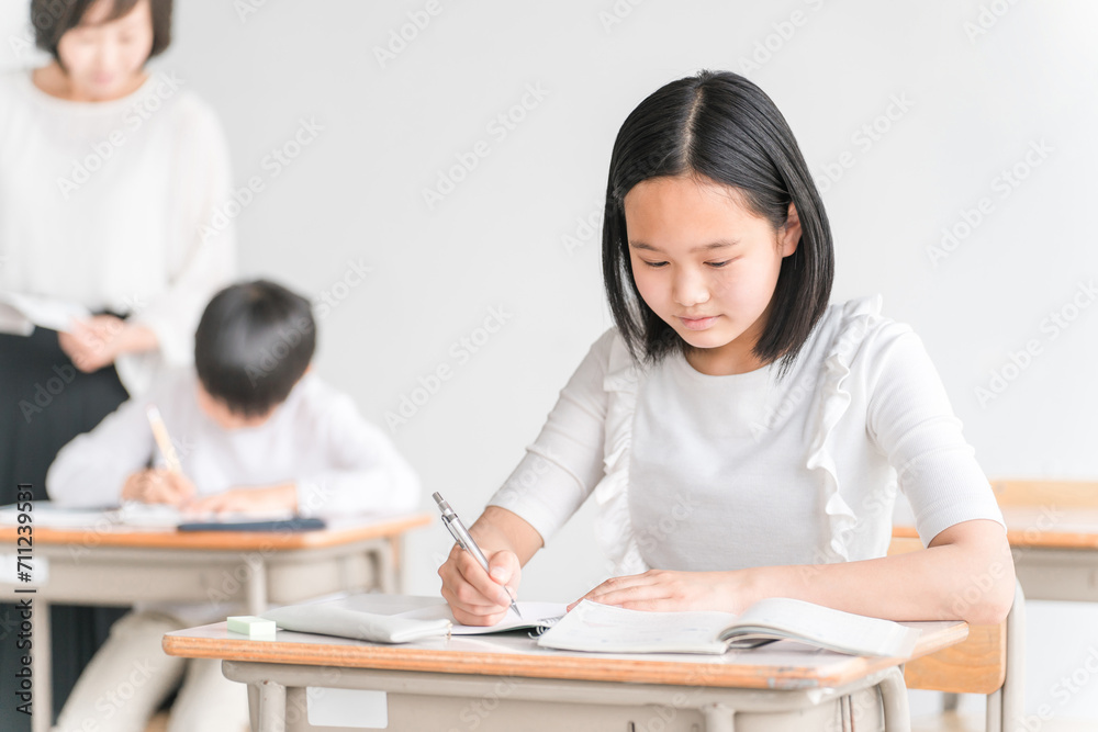 学校の教室・塾で勉強する高学年の女子生徒(学童・児童クラブ・学童保育・学習・教育)
学校の教室・塾で勉強する高学年の女子生徒(学童・児童クラブ・学童保育・学習・教育)