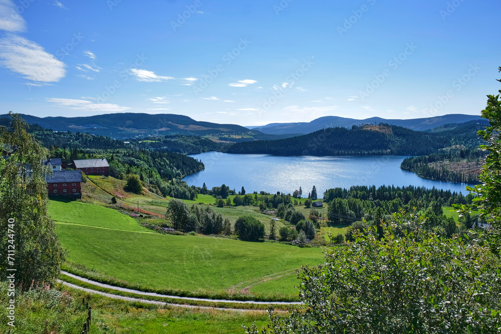 Weite Landschaft und Natur mit See, Wälder und Bauernhaus in Norwegen, Skandinavien, 
