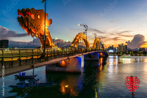 Fototapeta Naklejka Na Ścianę i Meble -  ドラゴンブリッジ（ロン橋）夕景　ベトナム　ダナン　Dragon bridge Vietnam Danang