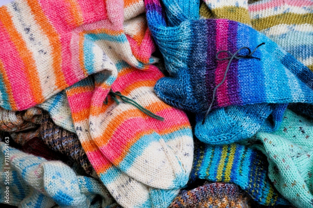 Menge bunter gestrickter Wollsocken mit Muster