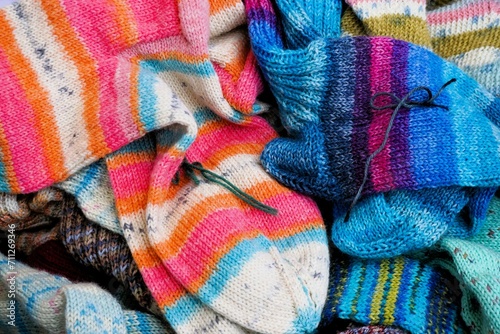 Menge bunter gestrickter  Wollsocken mit Muster © Anette