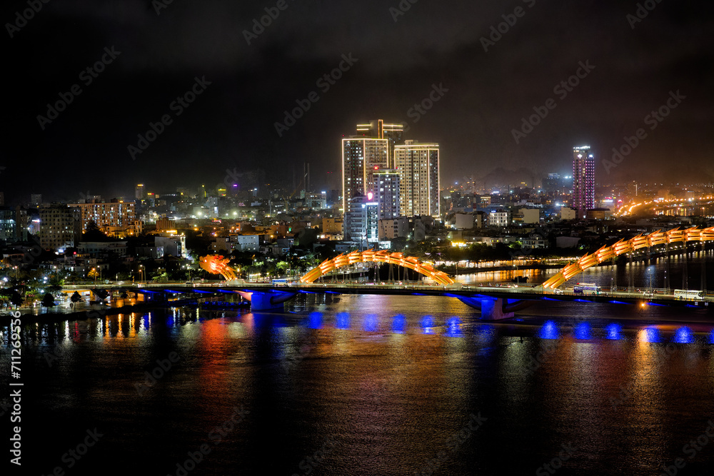ドラゴンブリッジ（ロン橋）と街の夜景　ベトナム　ダナン　Dragon bridge Vietnam Danang