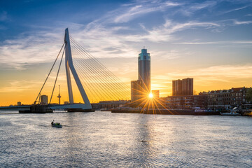 Fototapete Erasmusbrücke Erasmusbrücke Rotterdam goldenes Sonnenlicht  © Pixelshop