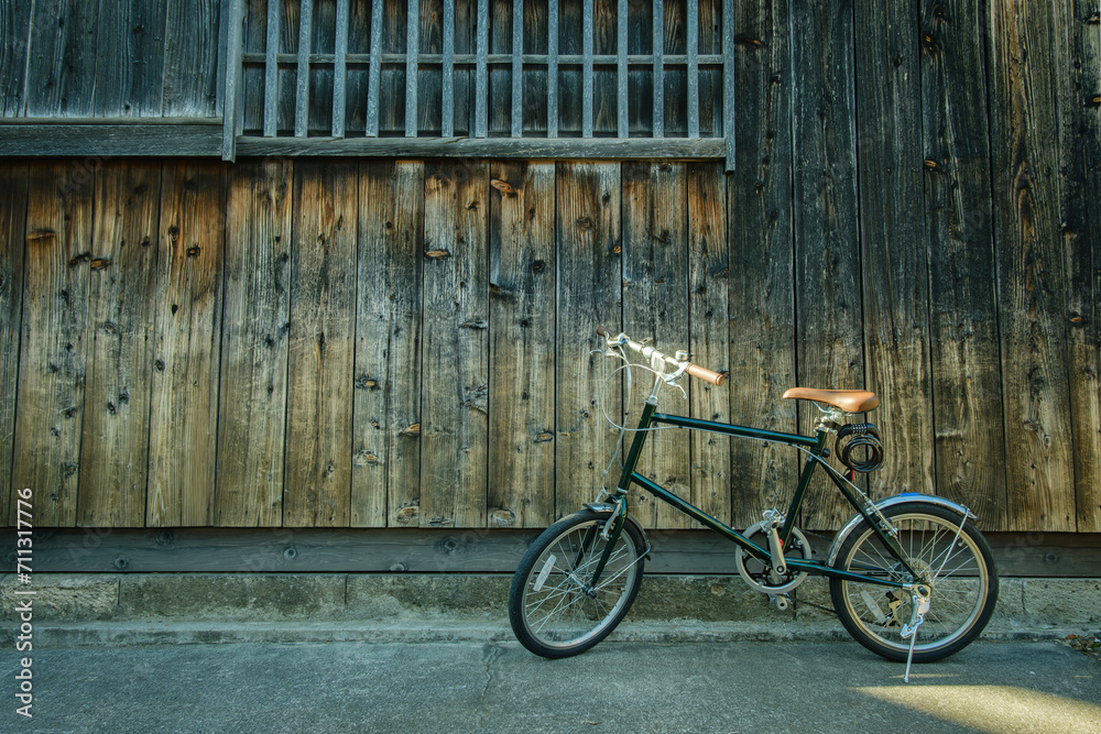 日本の古い家屋と自転車