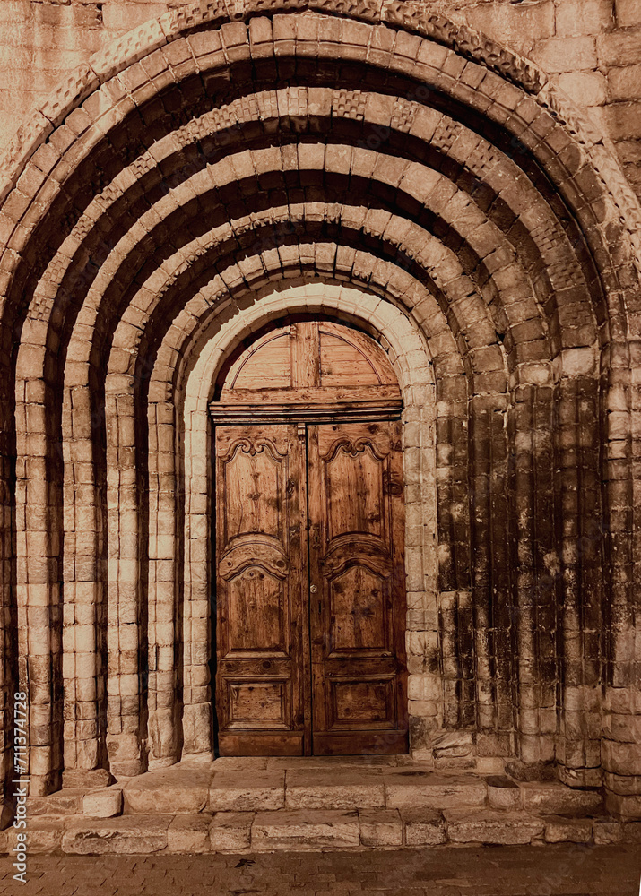 Puerta de iglesia con arcos. Church door with arches.
