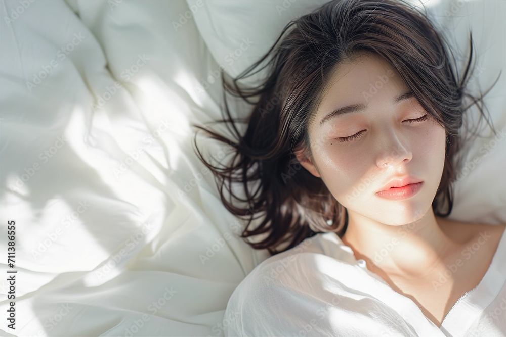 ベッドで寝ている日本人女性のポートレート(睡眠・うたたね・寝る・快眠・休息) ベッドで寝ている日本人女性のポートレート(睡眠・うたたね・寝る・快眠・休息)