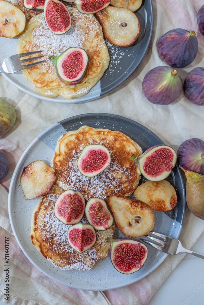 Pancakes with syrup and figs on top