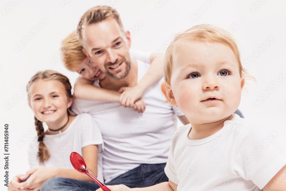 Vater mit drei Kindern fröhliches Portrait im Studio Vater mit drei Kindern fröhliches Portrait im Studio