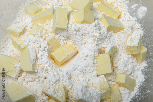 Masło pokrojone w kostkę wymieszane z biała mąką z bliska