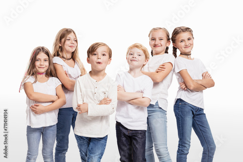 sechs Kinder in Jeans Studioportrait Gruppe  photo
