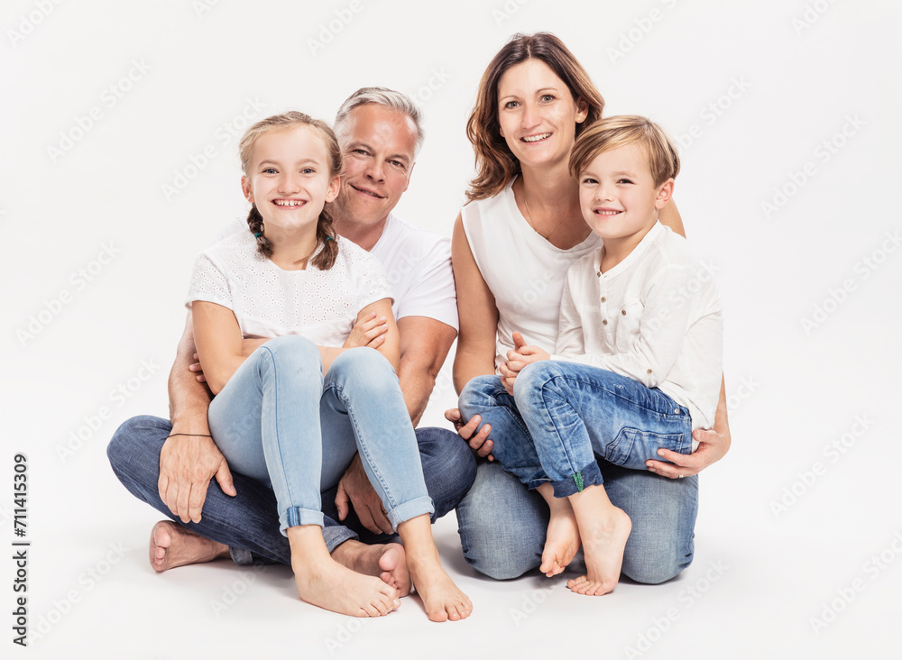 Familienportait im Studio sitzend Familienportait im Studio sitzend