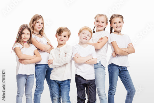 sechs Kinder in Jeans Studioportrait Gruppe 