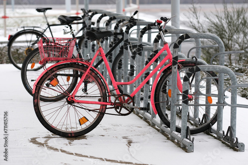 Fahrradständer an einem Bahnhof photo