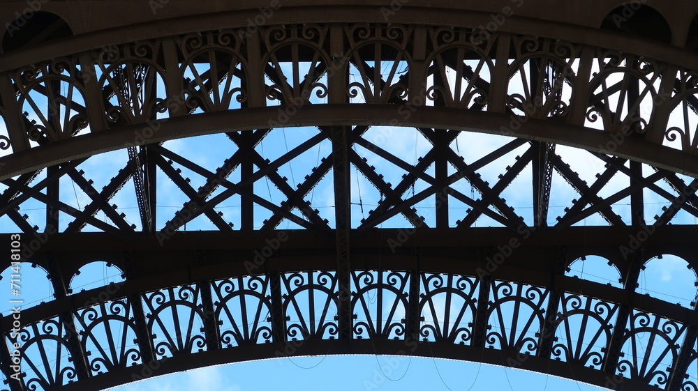 Détail d’architecture de la tour Eiffel, célèbre monument de la ville de Paris, zoom sur la structure d’un arc sous le premier étage (France)