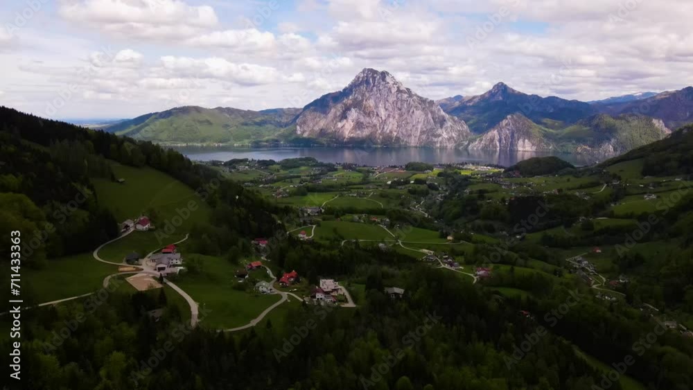 Drohnenflug über dem See mit Wald und Bergen Drohnenflug über dem See mit Wald und Bergen