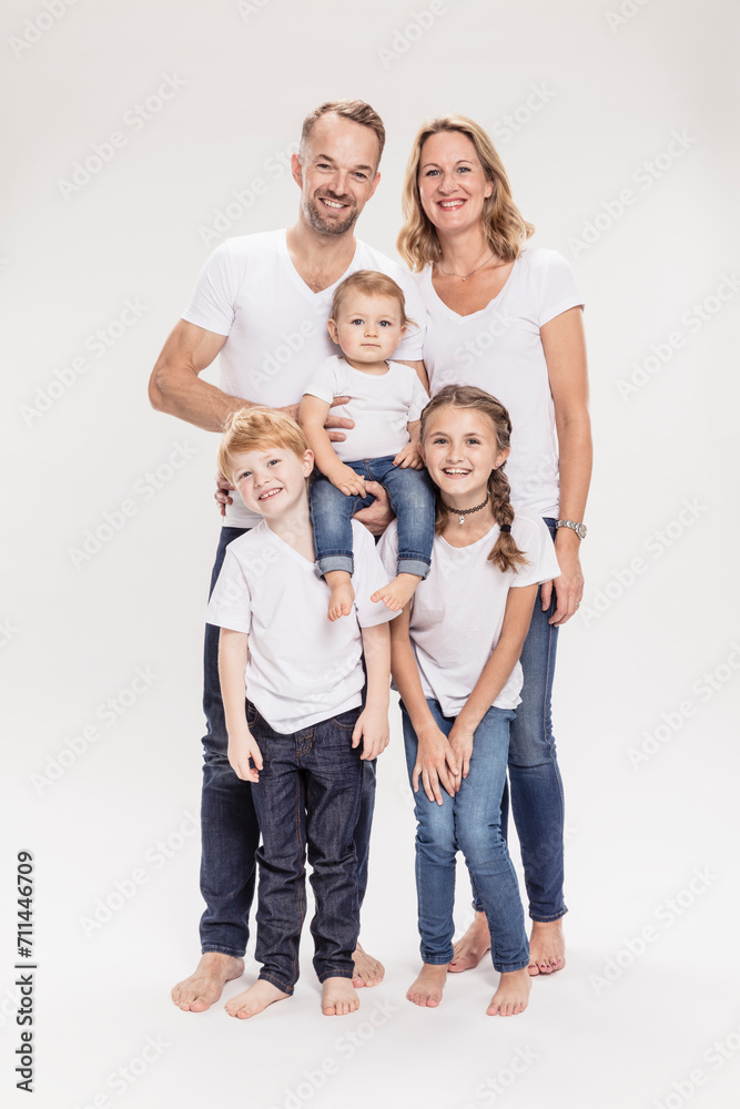 Familie mit drei Kindern Studioportrait in Jeans Familie mit drei Kindern Studioportrait in Jeans