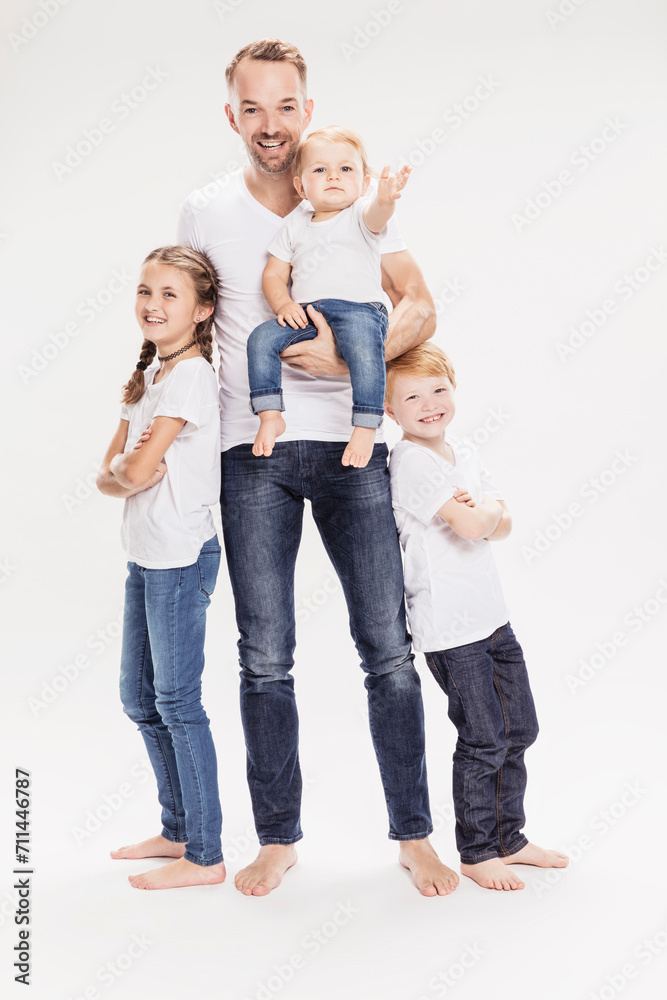 Familie mit drei Kindern Studioportrait in Jeans Familie mit drei Kindern Studioportrait in Jeans