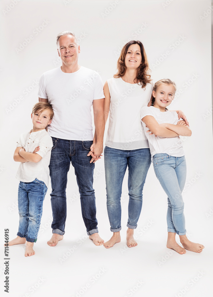 Familie mit zwei Kindern Studioportrait in Jeans Familie mit zwei Kindern Studioportrait in Jeans