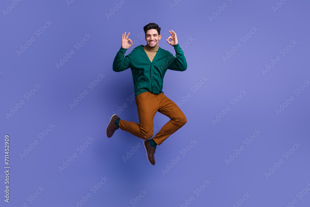 Photo of satisfied cheerful man wear trendy clothes share feedback nice quality okey sign isolated on violet color background