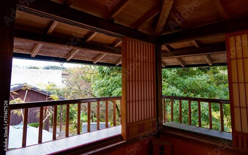 伝統的な日本家屋の窓から見える景色 © Keisuke.W